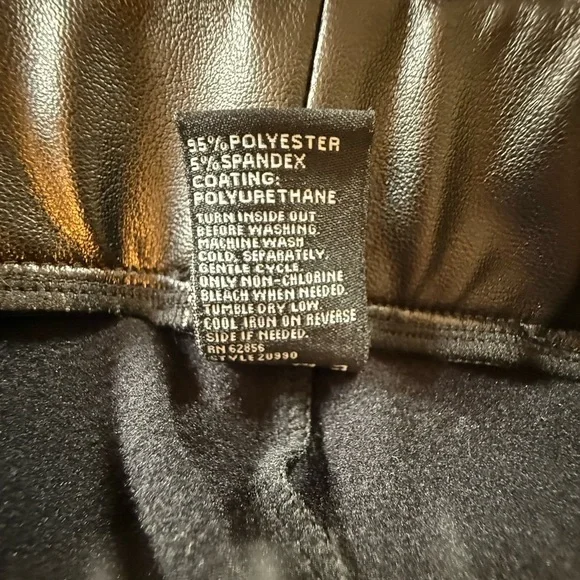 HUE women Sleek Black faux leather leggings size large - Picture 3 of 7